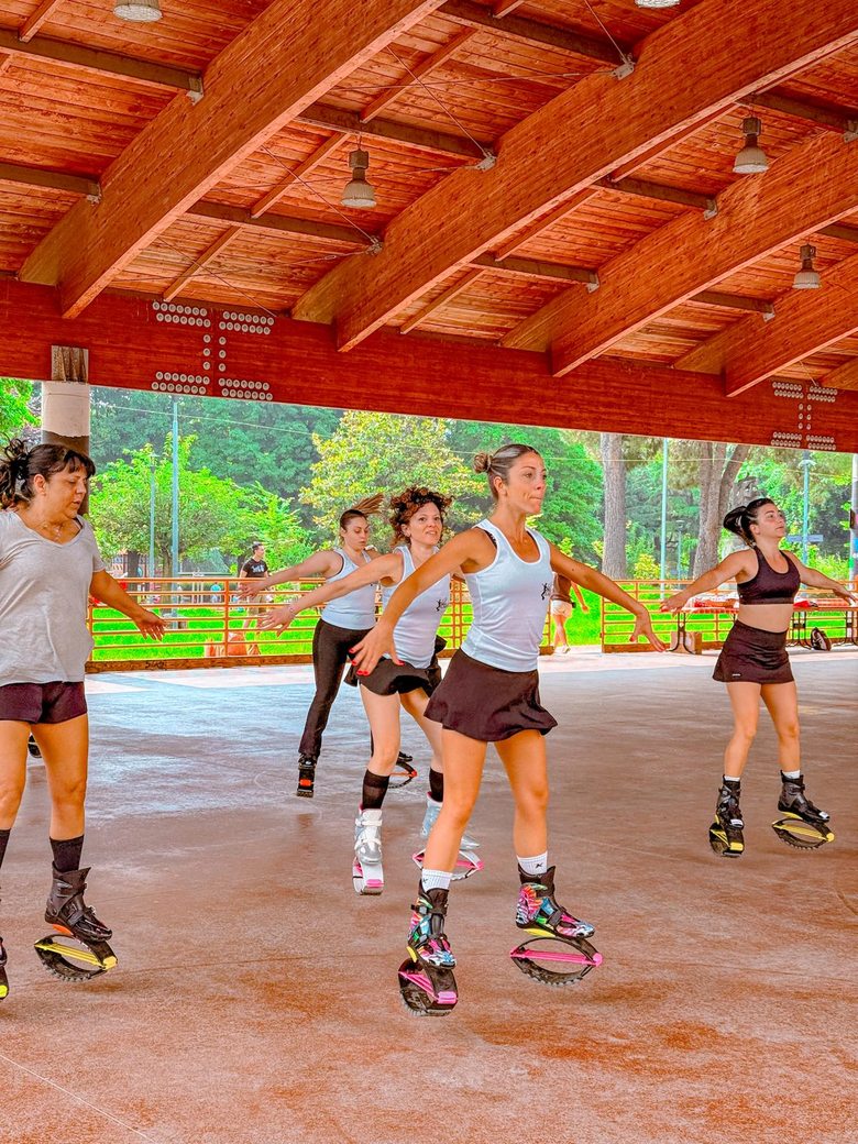 Donne del gruppo Kangoo Jumps insieme