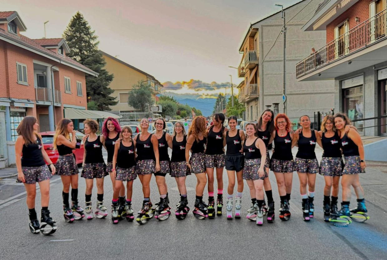 Il gruppo Kangoo con divisa coordinata in strada al tramonto
