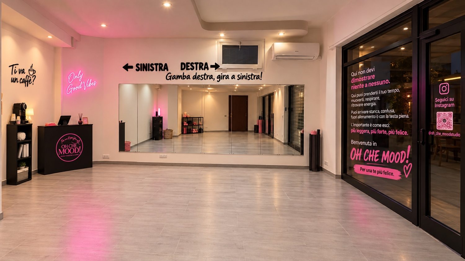 Anteprima dell'ambiente progettato per lo studio OH CHE MOOD!: reception, specchi e la scritta Only good vibes
